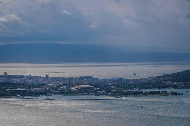 Olujni oblaci iznad Splita i šire okolice