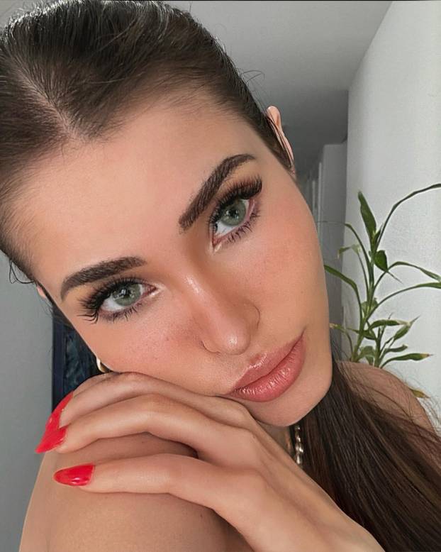 FOTO Lijepa Claudia iz Brazila nevjerojatno sliči Megan Fox, a prati je osam milijuna ljudi