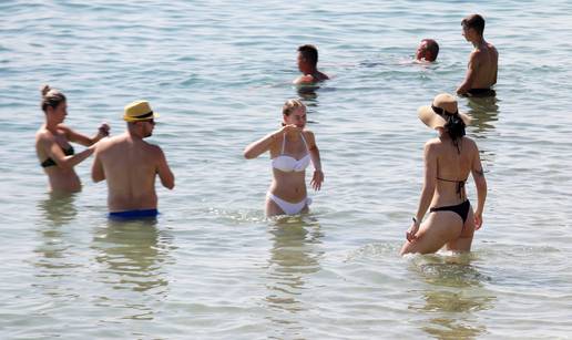 FOTO Plaža u Brodarici je krcata kupačima:  Toplinski val bliži se kraju, pogledajte ljetne prizore