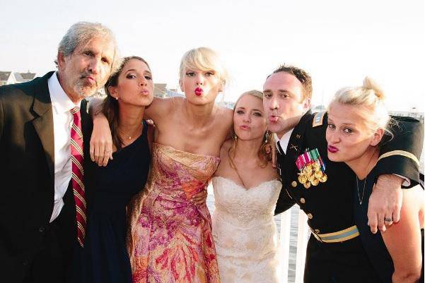 Taylor banula obožavateljici na svadbu: 'Opet sam treći kotač'