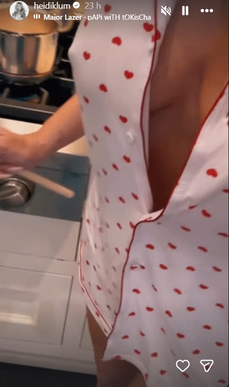 FOTO Heidi Klum pokazala kako pravi doručak, no svi su gledali u njenu otkopčanu pidžamu