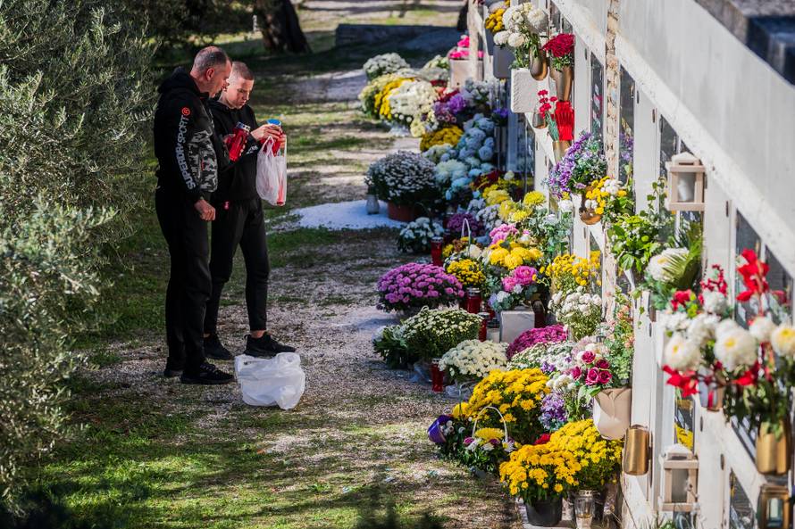 Splićani u obilasku grobova svojih najmilijih na groblju Lovrinac