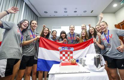 Brončane košarkašice: Slavile smo pjevajući i Vesnu Pisarović