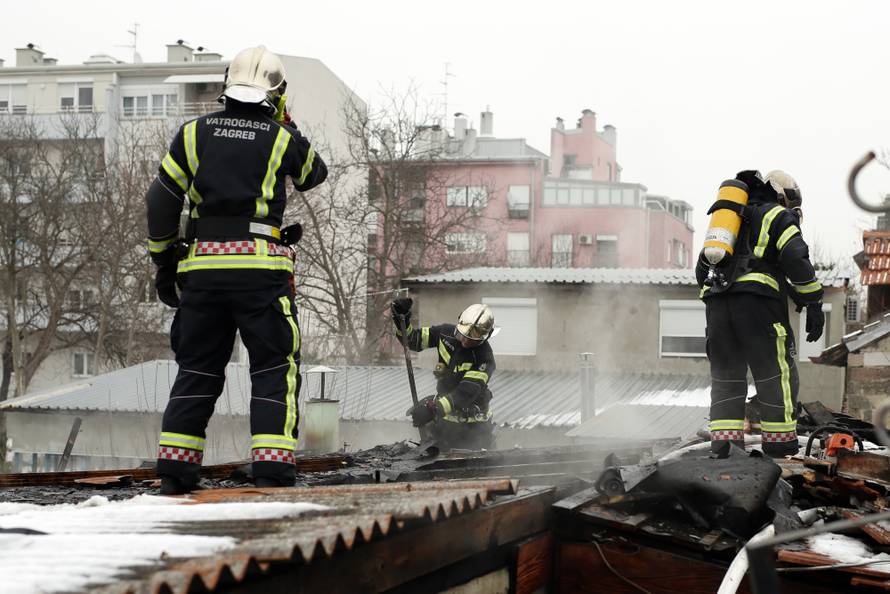Drama: Ugašen požar na kući, vlasnika su prevezli u bolnicu