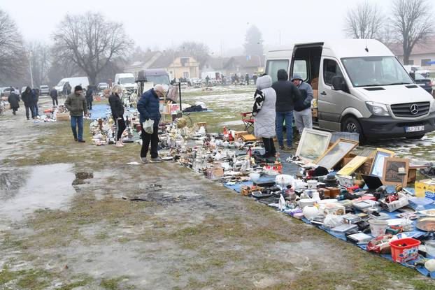Koprivnica: Zimski uvjeti smanjili broj prodavača na koprivničkom buvljaku