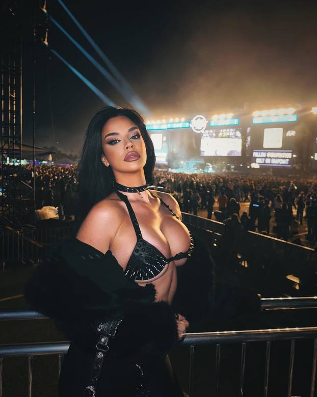 FOTO Iza naših poznatih dama još je jedna golišava godina: Prisjetimo se najvrelijih izdanja