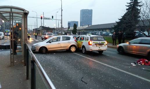 Prelazila cestu na crveno pa ju je udario auto i teško ozlijedio