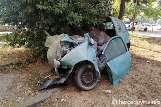 Muškarac i žena poginuli u sudaru s kombijem kod Trebinja