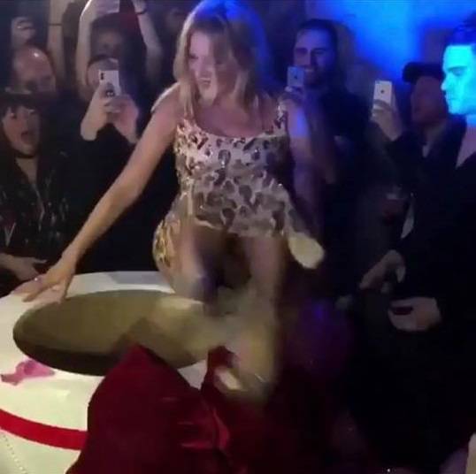 Kate Moss iskočila iz torte pa pokazala 'previše' ispod haljine