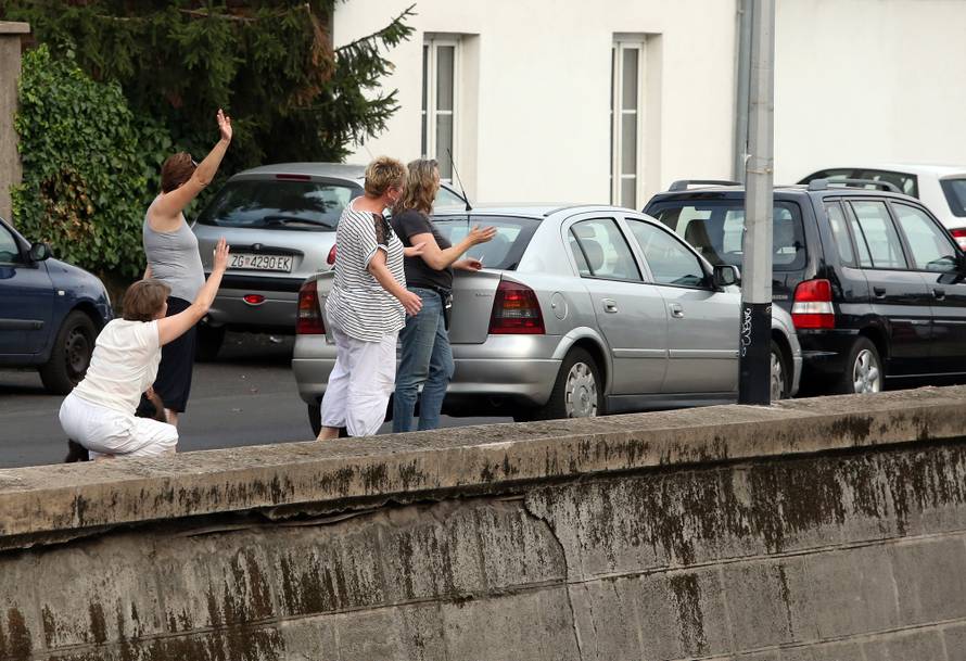 Zagrebački vatrogasci se uz zvukove sirena vratili u Savsku