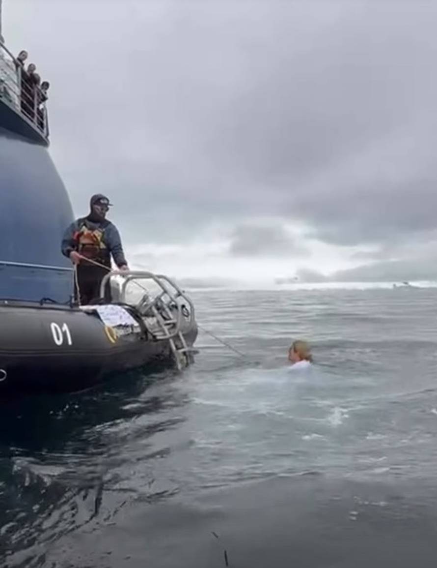 FOTO Kolinda se okupala na Antarktici, pogledajte skok u ledenu vodu: Jedan, dva, tri!