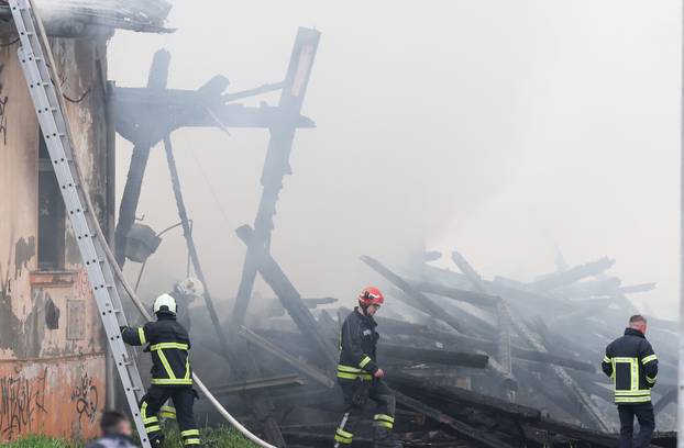 Gore barake uz prugu u Osijeku