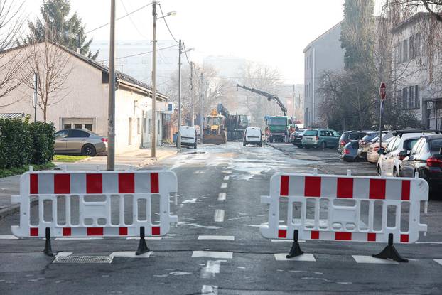 Zagreb: Radovi u Žajinoj gdje je puknula vodovodna cijev i poplavila ulicu