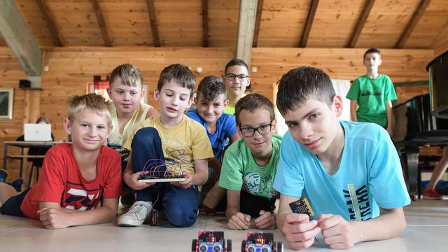 Roboti osvojili Moslavinu: Na robotičkom kampu usred šume okupili se učenici iz cijele zemlje