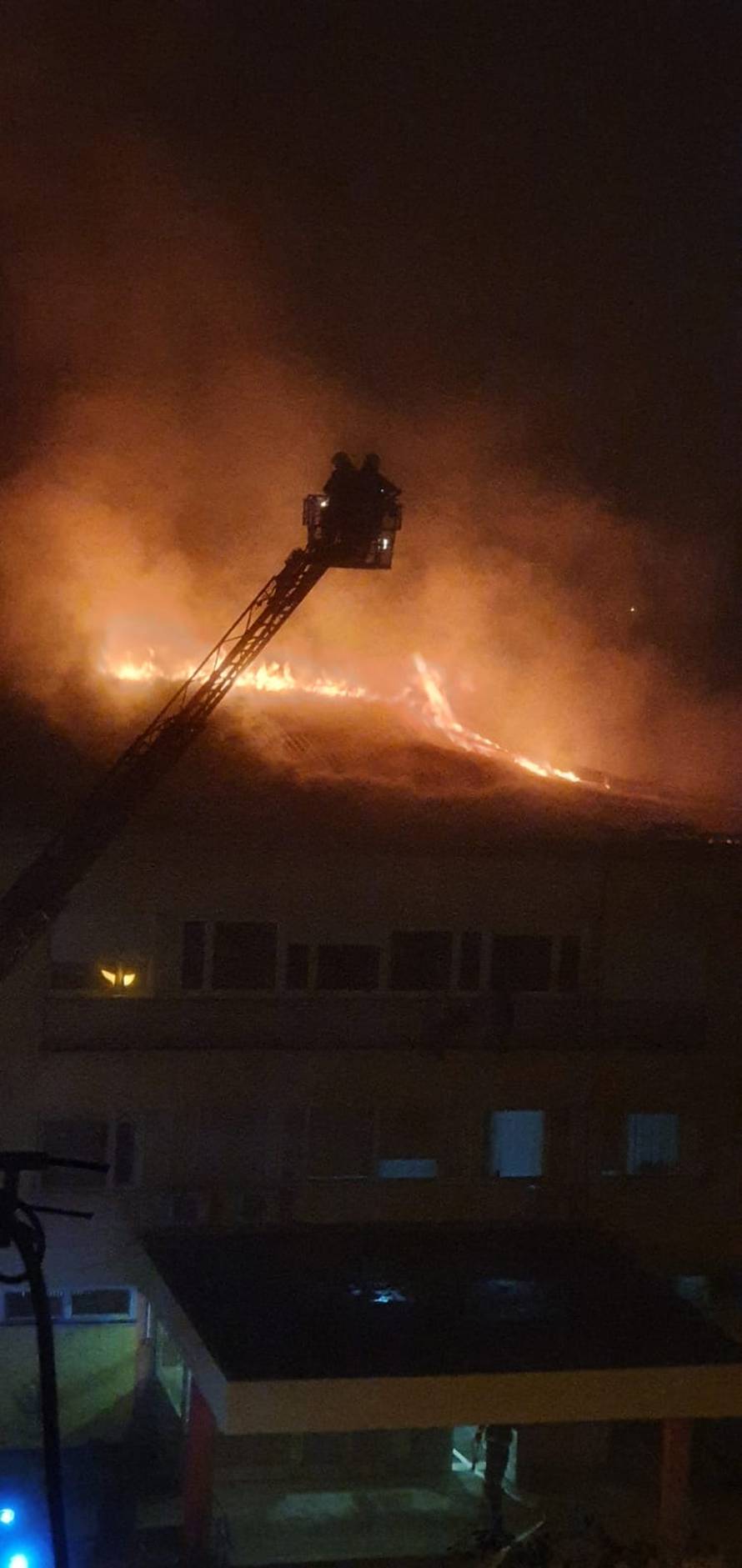 VIDEO Osnovna škola u Zagrebu gorjela više od dva sata, jedan vatrogasac je lakše ozlijeđen