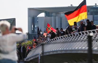 Prosvjedi krajnje desnice protiv Merkel, održan i protuprosvjed