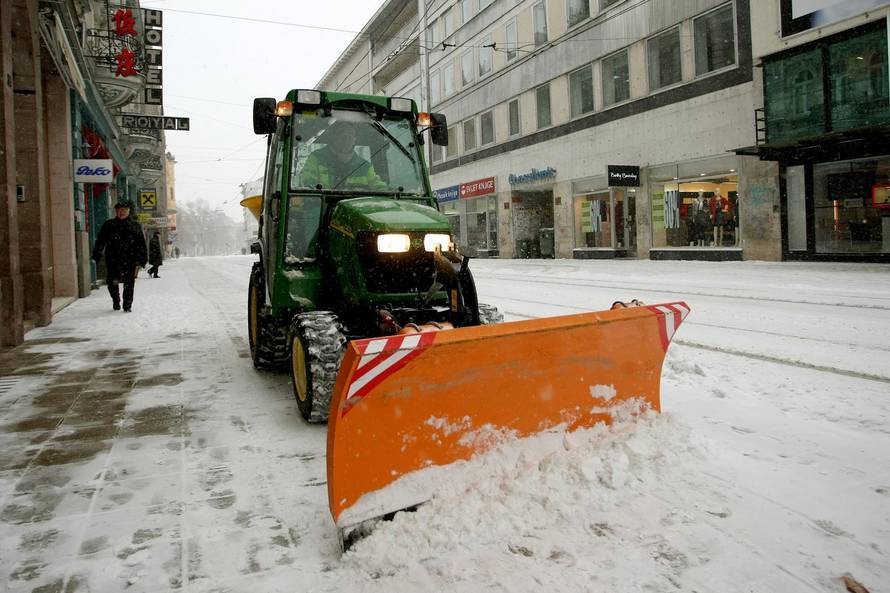 Danas se kuhate, prije 8 godina snijeg zatrpao cijelu Dalmaciju