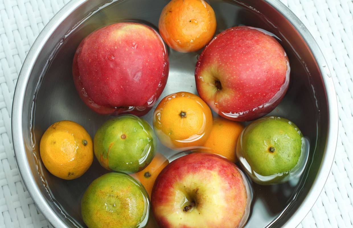 Video otkriva što se sve nalazi na kori jabuka koje jedemo