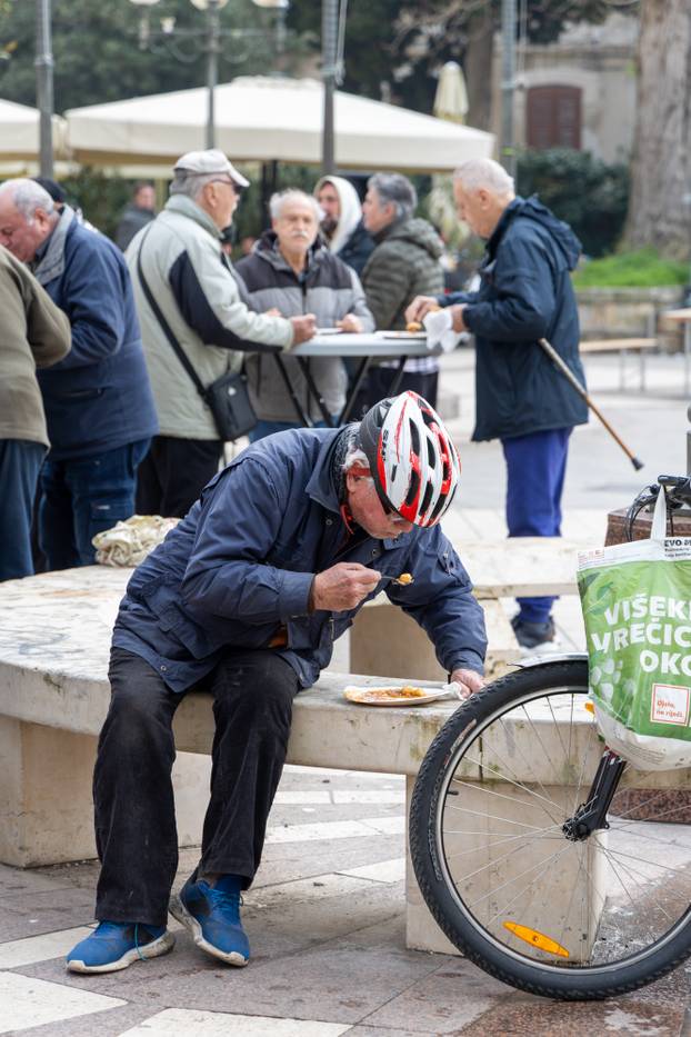 Pula:  500 besplatnih porcija “Lovačkog doručka” podjeljeno na slast prisutnim puljanima