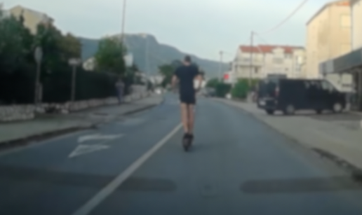 VIDEO Potpuna ludost u Ka&scaron;tel Novom: Vozim 50, a presti&zcaron;e me maloljetnik na romobilu sa 60!