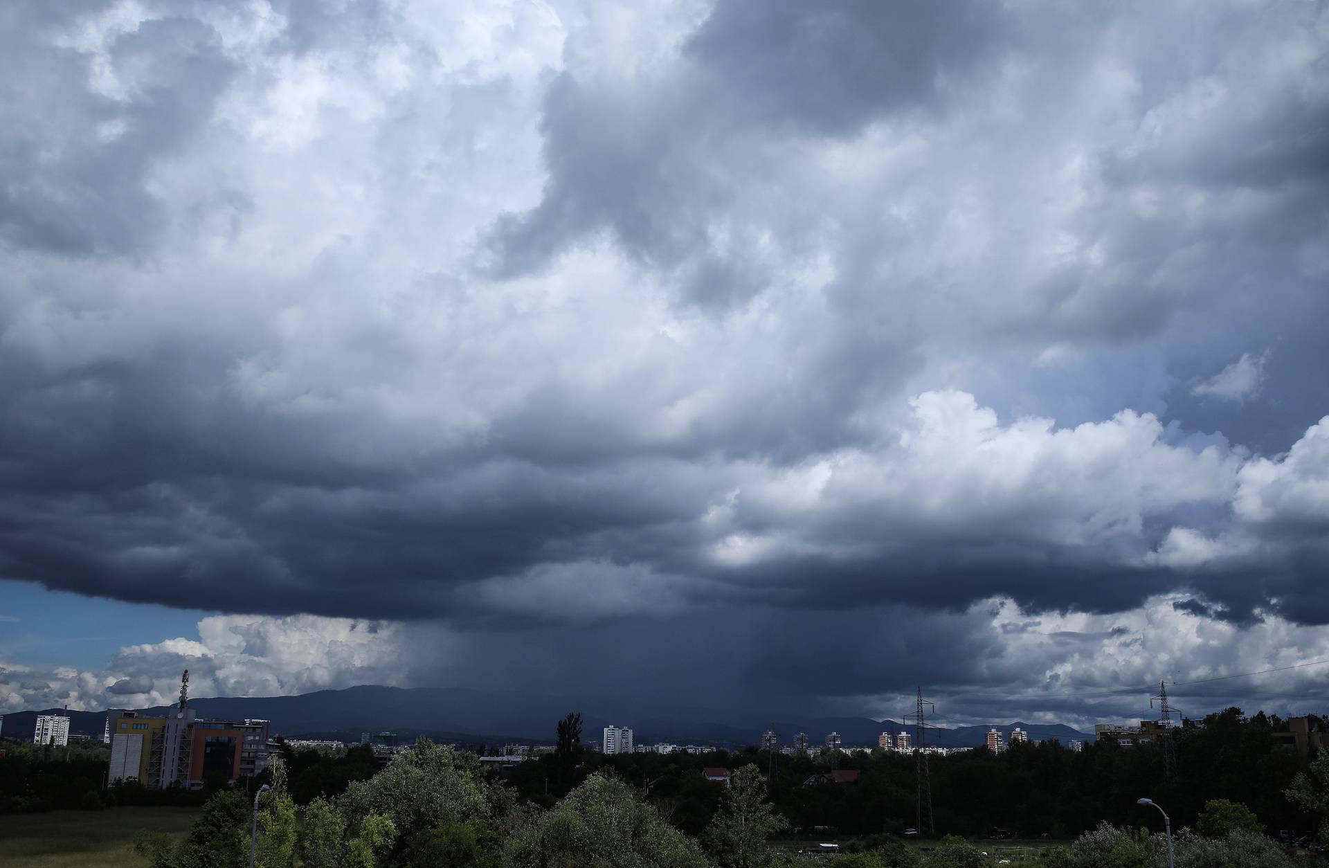 Zagreb: Tmurni oblaci nad Medvednicom