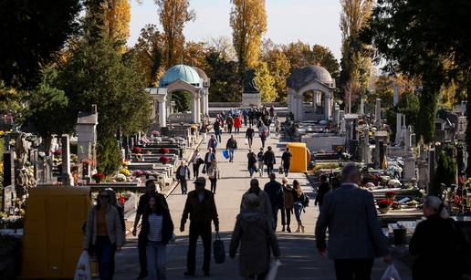 FOTO Zagrepčani od jutra stižu na grobove svojih najmilijih