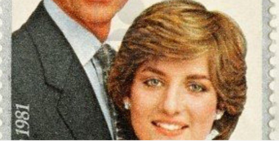 Obožavatelji ismijali Charlesa: Stajao na kutiji kako bi bio viši