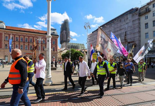 Zagreb: Molitelji na glavnom gradskom trgu