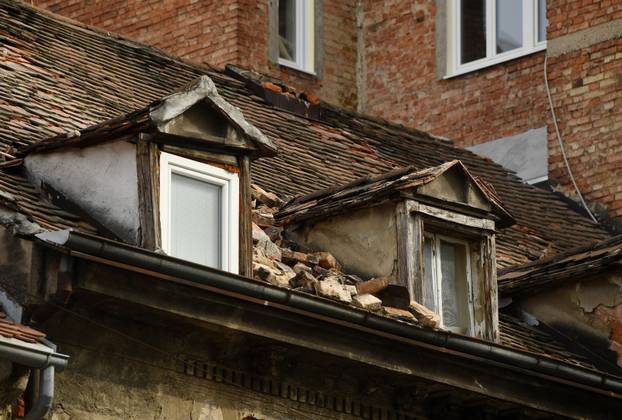 Zagreb: Oštećeni krovovi nakon potresa velika su opasnost za prolaznike