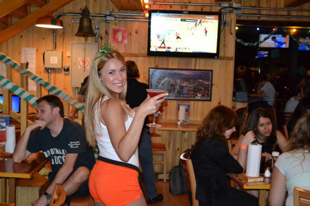 http://www.facebook.com/hootersbrasil