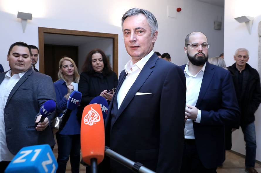 Zagreb: Miroslav Škoro predao je Drzavnom izbornom povjerenstvu kandidaturu za izbore