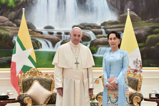 November 28, 2017 : Pope Francis shakes hands with Myanmar