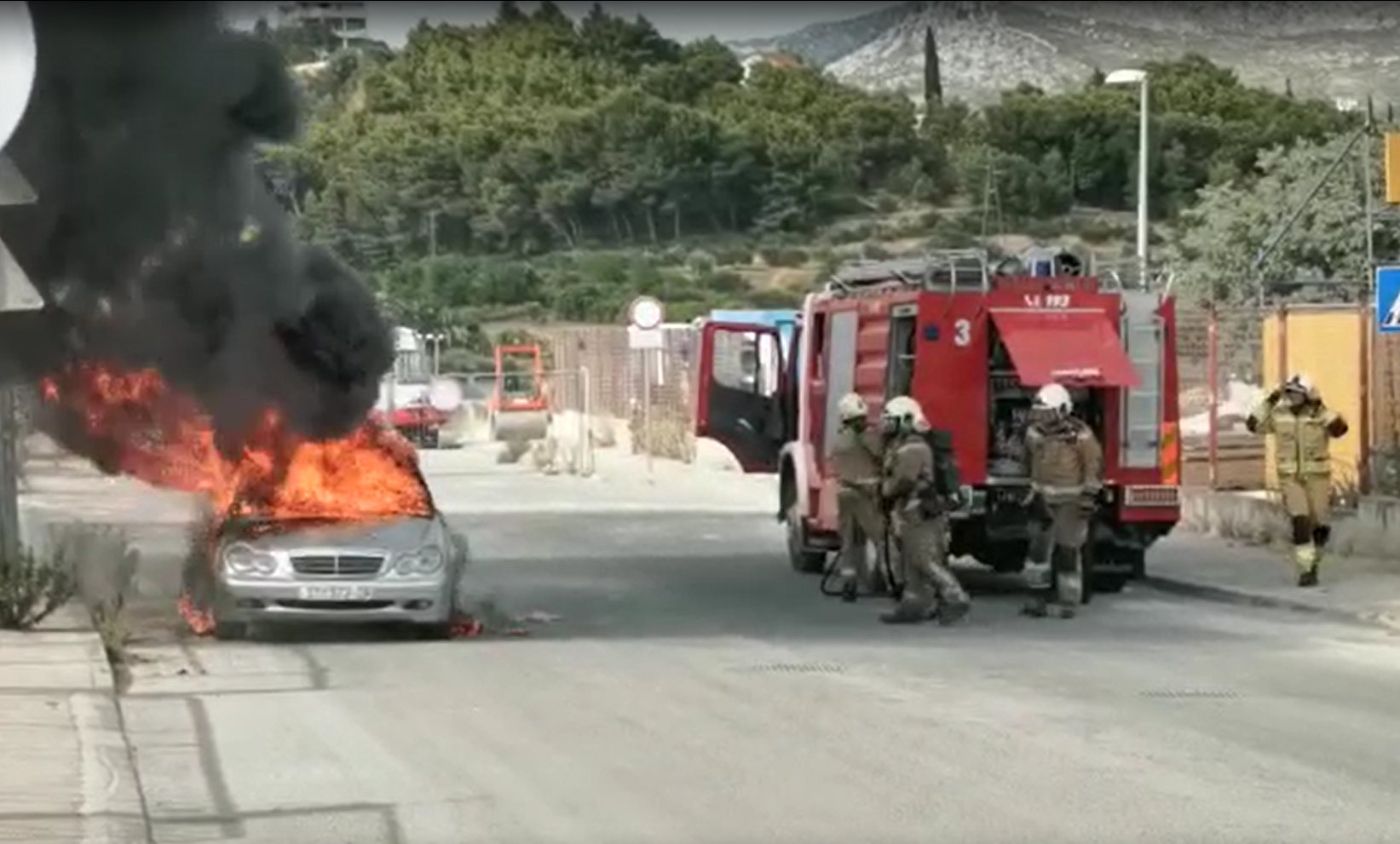 VIDEO Izgorio Mercedes u Splitu: 'Mladići su vidjeli dim dok su se vozili, istrčali su van'