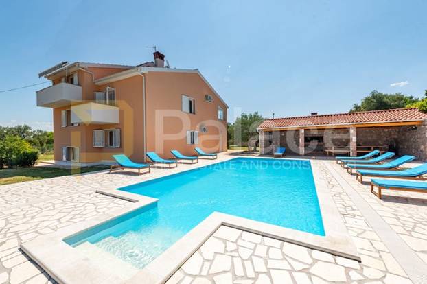 FOTO Najjeftinija vila na otoku Pašmanu ima bazen, ljetnu kuhinju i 300 metara do plaže!