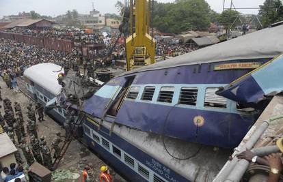 Indija: Vlak iskočio iz tračnica, poginulo najmanje 30 putnika