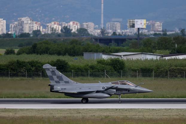 Velika Gorica: Preletom Rafaleima iznad Hrvatske piloti HRZ-a izrazili su zahvalnosti i poštovanje prema svim sudionicima VRO "Bljesak"