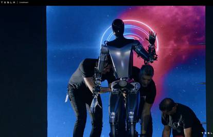 VIDEO Nije ljudsko biće, ali radi i hoda kao čovjek: Elon Musk predstavio humanoidnog robota