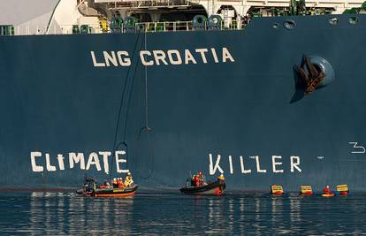 Aktivisti Greenpeacea ispisali  poruku na LNG terminalu na Krku: 'Ubojice klime'