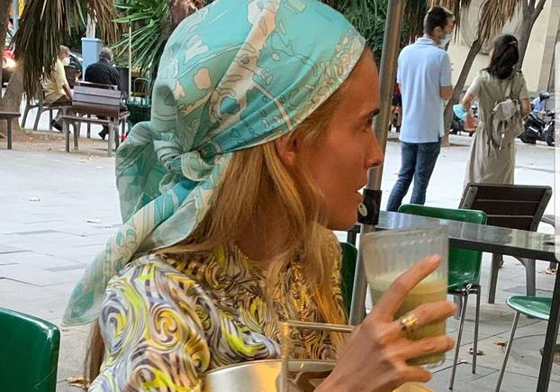 Pastelno šarenilo: Marama i košulja kao iz sedamdesetih