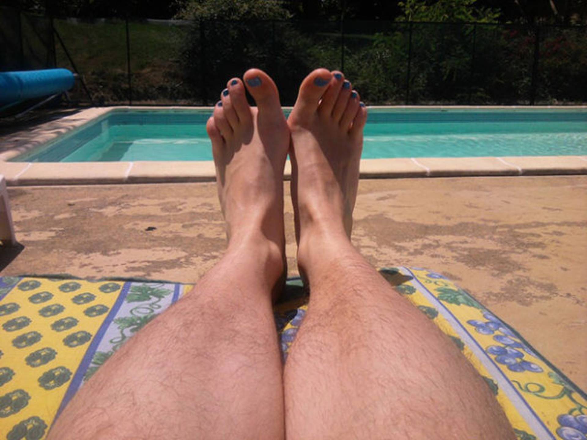 Бритые мужские ноги