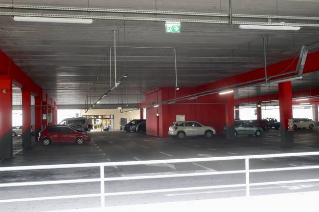 Split: Osjetno manji promet na prilazima trgovačkim centrima