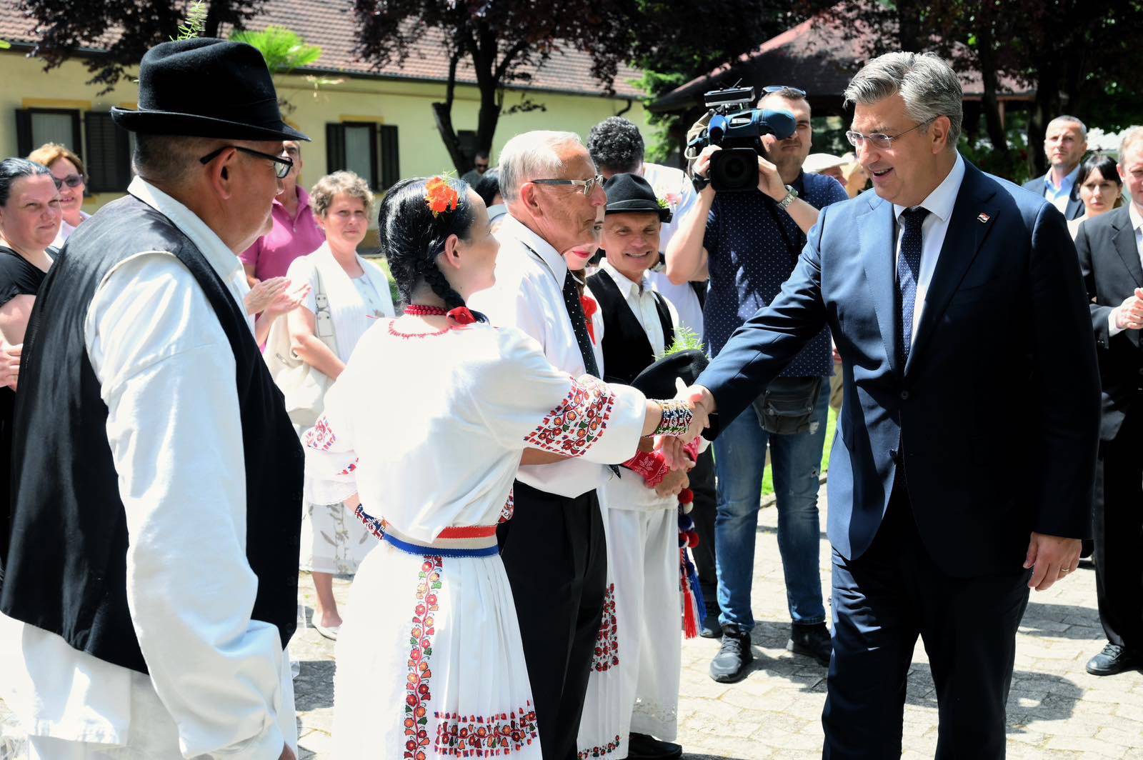 FOTO Plenković sa šeširom u Srijemskoj Mitrovici, pogledajte kako su ga dočekali u Srbiji