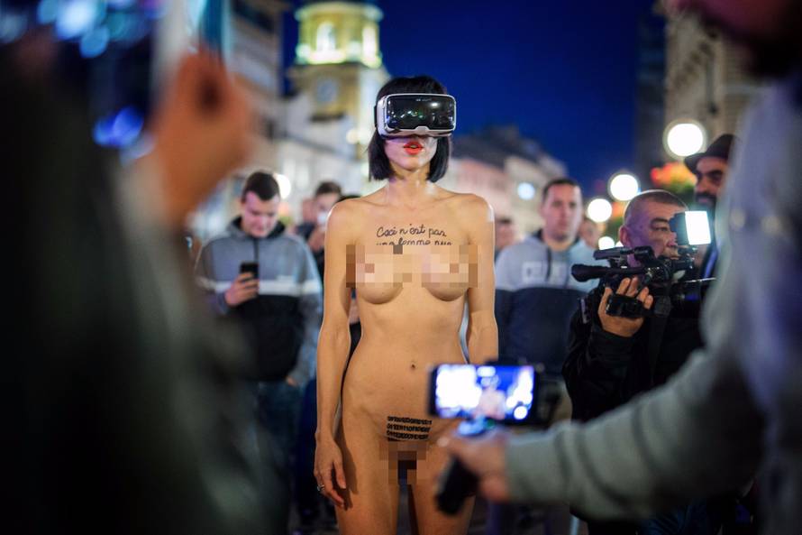 Švicarka Milo Moire prošetala riječkim Korzom potpuno gola