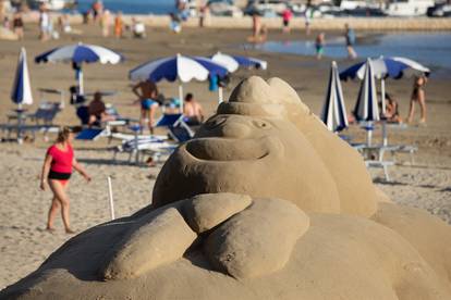 FOTO Velika mačka, herc dama, čovjek koji se sunča: Pogledajte fantastične pješčane skulpture