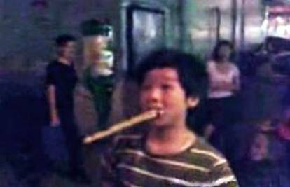Kinez balansirao bocu na štapu koristeći samo usta