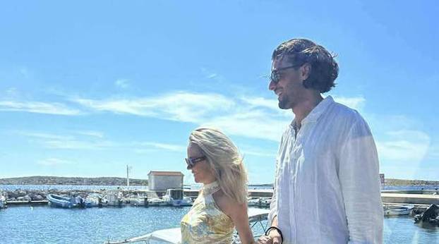 FOTO Brčkanje u bazenu, u ruci šampanjac! Maja objavila fotke iz Dubaija, s njome je i Šime...