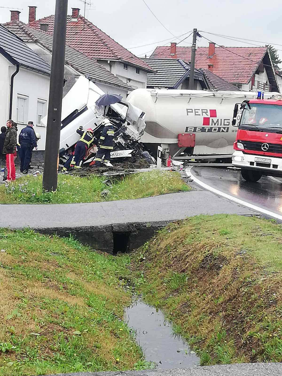 Sudarila se dva kamiona i auto u Pitomači, vatrogasci rezali lim da dođu do ozlijeđenog vozača