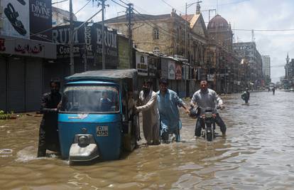 Više od 150 mrtvih u poplavama u Pakistanu, očekuje se još kiše