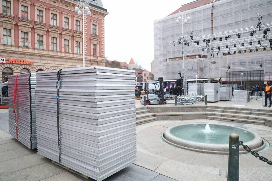 Zagreb: U tijeku je postavljanje bine na glavnom Trgu gdje će biti organiziran doček rukometaša