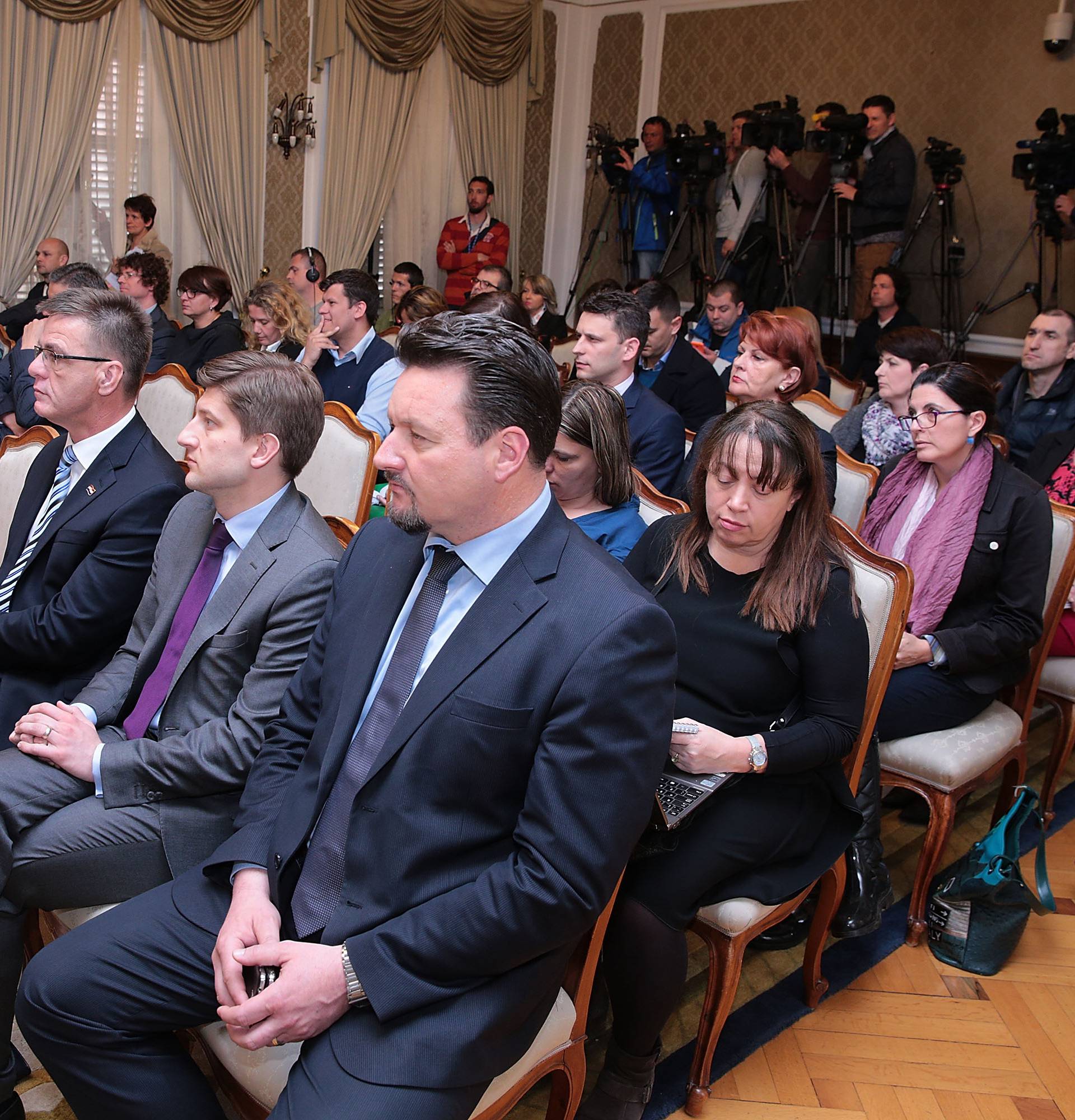 Premijer Orešković: Ove godine Vlada će slomiti taj javni dug